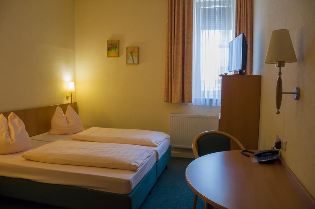 Domizil Alte Post Hotel Puttlingen Ngoại thất bức ảnh